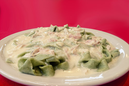 Fetuccini Verde con salsa Francesa