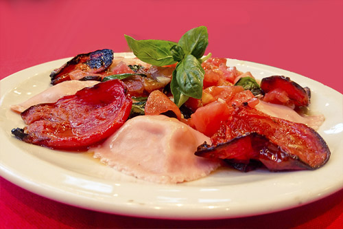 Raviolones de salmon con salsa capri